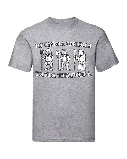 T-Shirt Uomo & Bambino - IN OMNIA PERICULA TASTA TESTICULA - Maglietta Maglia Tshirt Super vestibilità Top qualità