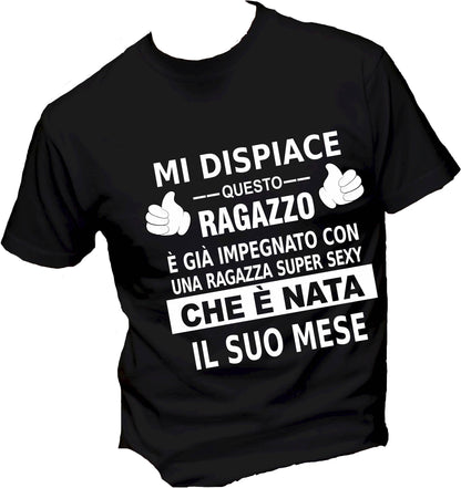 T-Shirt Uomo & Bambino - MI DISPIACE QUESTO RAGAZZO È IMPEGNATO CON UNA RAGAZZA SEXY - Maglietta Maglia Tshirt Super vestibilità Top qualità - Social Crazy