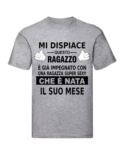 T-Shirt Uomo & Bambino - MI DISPIACE QUESTO RAGAZZO È IMPEGNATO CON UNA RAGAZZA SEXY - Maglietta Maglia Tshirt Super vestibilità Top qualità - Social Crazy
